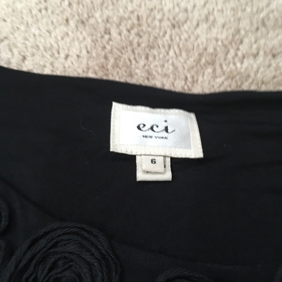 Eci 6 scoopneck w/3D flowers elastic hem sleeve - Picture 8 of 10